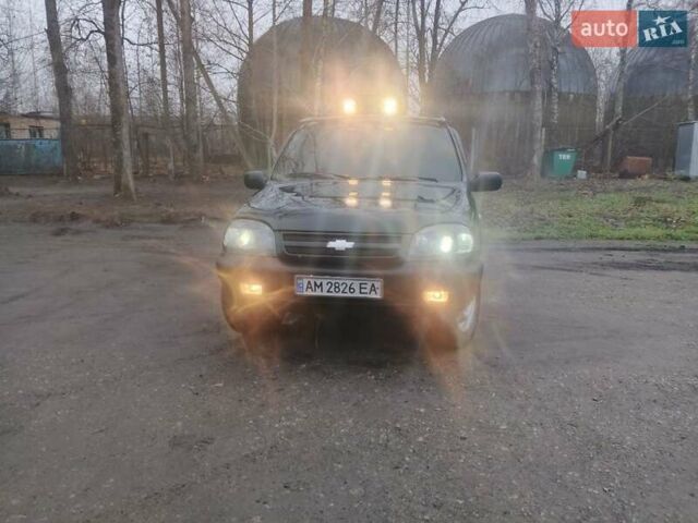 Зеленый Шевроле Нива, объемом двигателя 1.7 л и пробегом 233 тыс. км за 3000 $, фото 1 на Automoto.ua