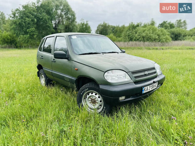 Зеленый Шевроле Нива, объемом двигателя 1.69 л и пробегом 136 тыс. км за 3200 $, фото 1 на Automoto.ua