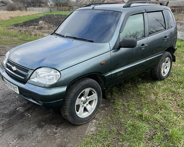 Зеленый Шевроле Нива, объемом двигателя 1.69 л и пробегом 120 тыс. км за 4900 $, фото 1 на Automoto.ua