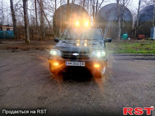 Зеленый Шевроле Нива, объемом двигателя 1.7 л и пробегом 227 тыс. км за 3000 $, фото 1 на Automoto.ua