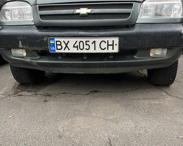 Зеленый Шевроле Нива, объемом двигателя 1.69 л и пробегом 250 тыс. км за 2000 $, фото 1 на Automoto.ua