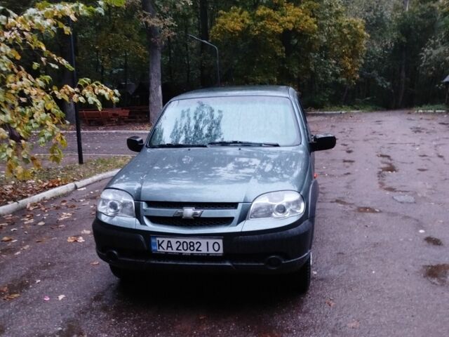 Зеленый Шевроле Нива, объемом двигателя 1.7 л и пробегом 323 тыс. км за 4700 $, фото 1 на Automoto.ua