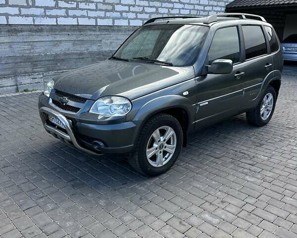 Зеленый Шевроле Нива, объемом двигателя 1.69 л и пробегом 140 тыс. км за 5300 $, фото 1 на Automoto.ua