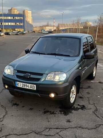 Зеленый Шевроле Нива, объемом двигателя 1.69 л и пробегом 142 тыс. км за 6500 $, фото 1 на Automoto.ua