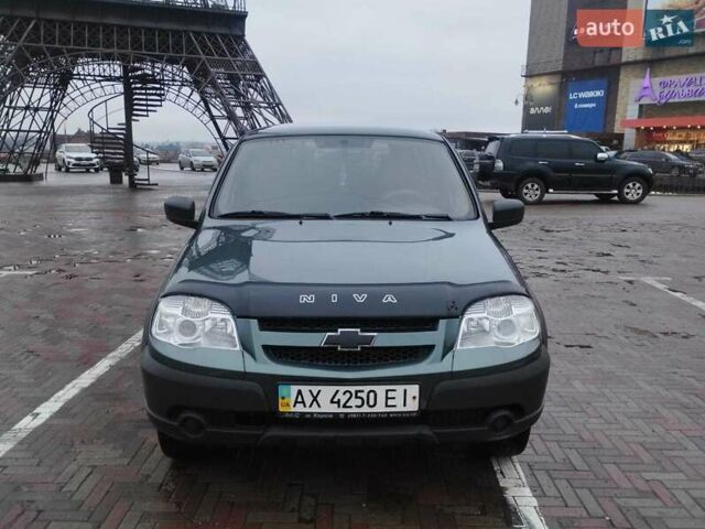 Зеленый Шевроле Нива, объемом двигателя 1.69 л и пробегом 103 тыс. км за 6900 $, фото 1 на Automoto.ua