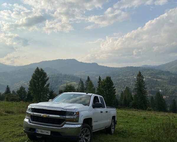 Білий Шевроле Сільверадо, об'ємом двигуна 5.3 л та пробігом 147 тис. км за 27000 $, фото 1 на Automoto.ua