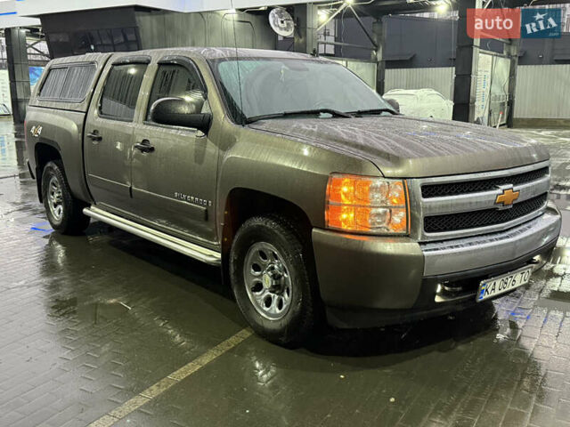 Сірий Шевроле Сільверадо, об'ємом двигуна 4.8 л та пробігом 141 тис. км за 14200 $, фото 1 на Automoto.ua