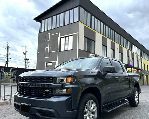 Серый Шевроле Сильверадо, объемом двигателя 2.73 л и пробегом 65 тыс. км за 43500 $, фото 1 на Automoto.ua