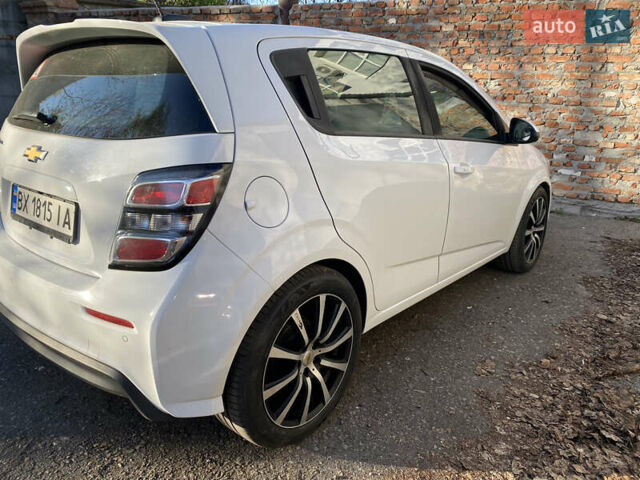 Белый Шевроле Соник, объемом двигателя 1.4 л и пробегом 30 тыс. км за 11000 $, фото 1 на Automoto.ua
