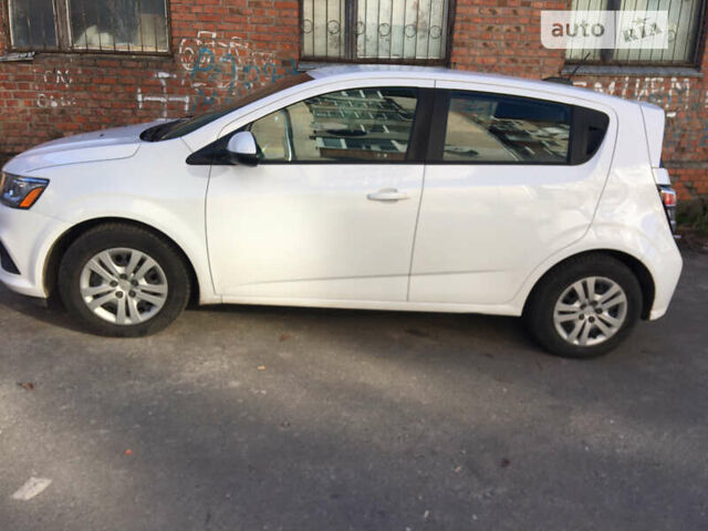Белый Шевроле Соник, объемом двигателя 1.4 л и пробегом 30 тыс. км за 11000 $, фото 1 на Automoto.ua