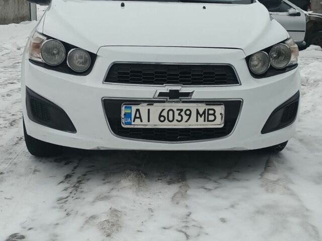 Белый Шевроле Соник, объемом двигателя 1.8 л и пробегом 251 тыс. км за 5000 $, фото 1 на Automoto.ua