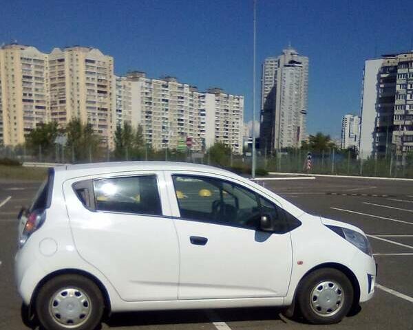 Белый Шевроле Спарк, объемом двигателя 1 л и пробегом 140 тыс. км за 5500 $, фото 1 на Automoto.ua