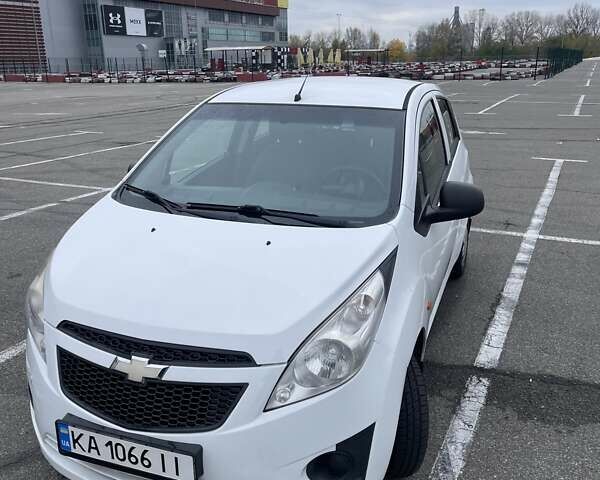 Шевроле Спарк 2010 у Києві на Automoto.ua Білий Шевроле Спарк, об'ємом двигуна 1 л та пробігом 219 тис. км за 4500 $, фото 1 на Automoto.ua