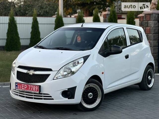 Белый Шевроле Спарк, объемом двигателя 1 л и пробегом 190 тыс. км за 4450 $, фото 1 на Automoto.ua