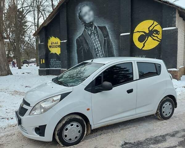 Белый Шевроле Спарк, объемом двигателя 1 л и пробегом 200 тыс. км за 4200 $, фото 1 на Automoto.ua