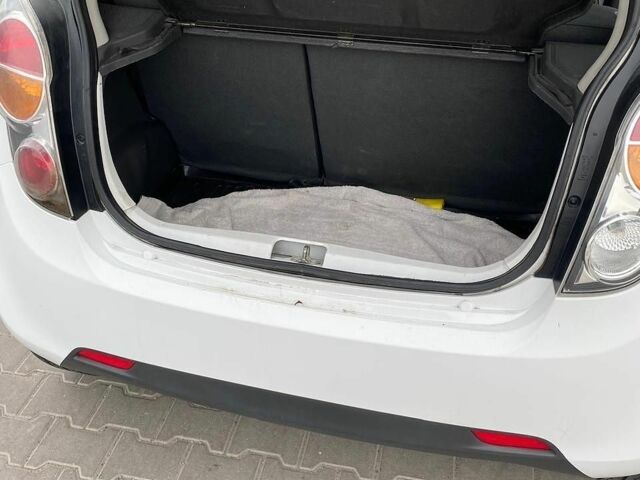 Білий Шевроле Спарк, об'ємом двигуна 1.2 л та пробігом 75 тис. км за 4900 $, фото 1 на Automoto.ua