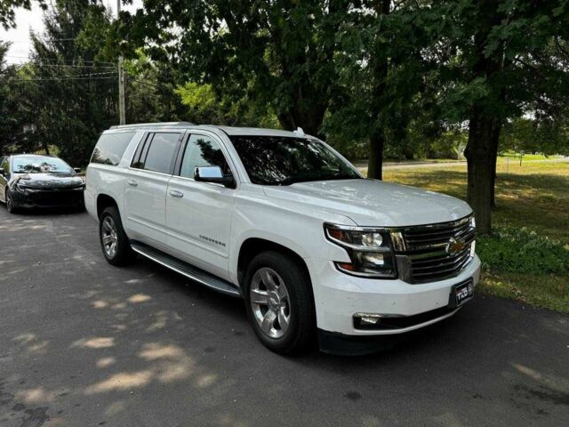 Белый Шевроле Субурбан, объемом двигателя 5.3 л и пробегом 198 тыс. км за 38500 $, фото 1 на Automoto.ua