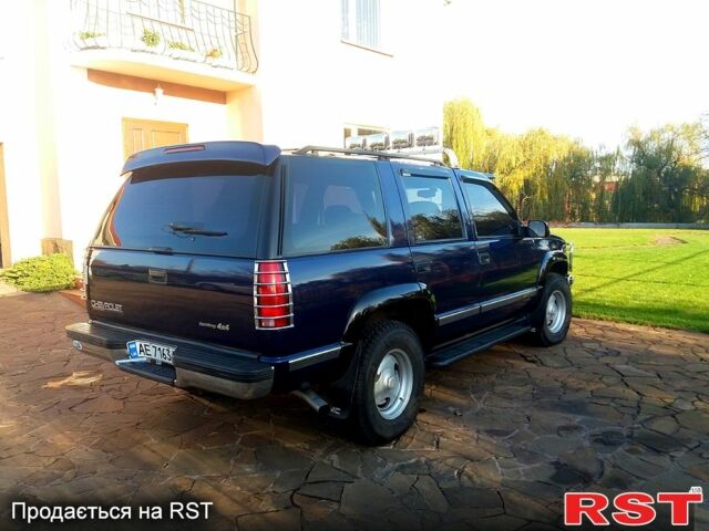 Синий Шевроле Тахо, объемом двигателя 5.7 л и пробегом 260 тыс. км за 13000 $, фото 1 на Automoto.ua