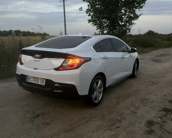 Белый Шевроле Вольт, объемом двигателя 1.49 л и пробегом 113 тыс. км за 14700 $, фото 1 на Automoto.ua