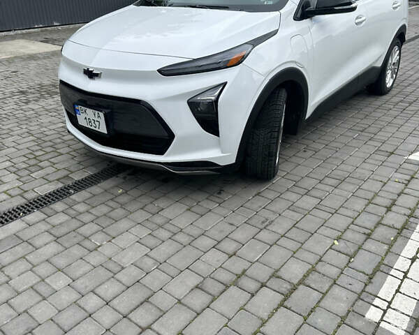 Белый Шевроле Bolt EUV, объемом двигателя 0 л и пробегом 121 тыс. км за 17300 $, фото 1 на Automoto.ua