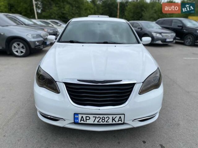Білий Крайслер 200, об'ємом двигуна 2.36 л та пробігом 350 тис. км за 5600 $, фото 1 на Automoto.ua