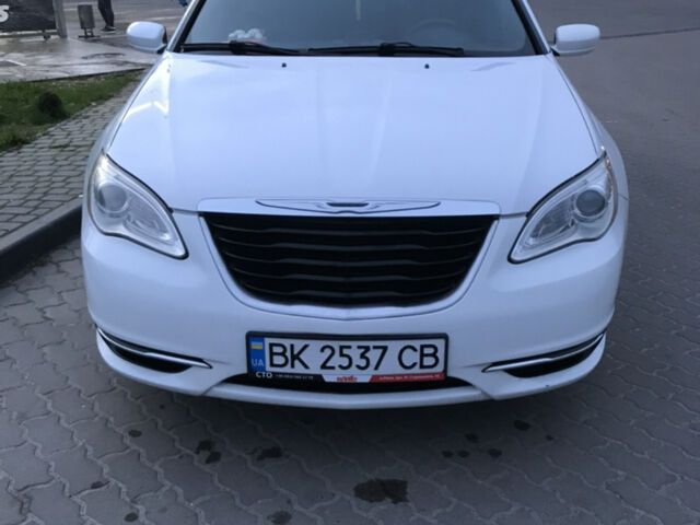 Білий Крайслер 200, об'ємом двигуна 2.4 л та пробігом 121 тис. км за 8000 $, фото 1 на Automoto.ua