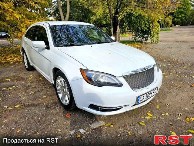 Белый Крайслер 200, объемом двигателя 2.4 л и пробегом 240 тыс. км за 5200 $, фото 1 на Automoto.ua