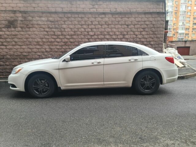 Білий Крайслер 200, об'ємом двигуна 2.4 л та пробігом 136 тис. км за 7898 $, фото 1 на Automoto.ua