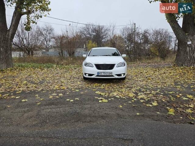 Белый Крайслер 200, объемом двигателя 2.36 л и пробегом 124 тыс. км за 9000 $, фото 1 на Automoto.ua