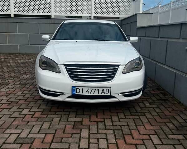 Белый Крайслер 200, объемом двигателя 2.36 л и пробегом 191 тыс. км за 7300 $, фото 1 на Automoto.ua