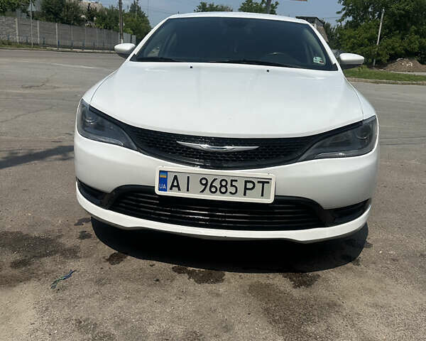 Белый Крайслер 200, объемом двигателя 2.4 л и пробегом 380 тыс. км за 9600 $, фото 1 на Automoto.ua