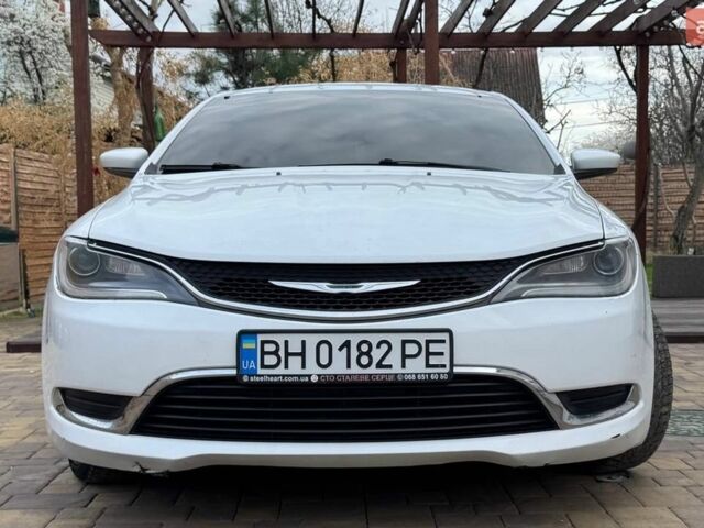 Белый Крайслер 200, объемом двигателя 2.36 л и пробегом 298 тыс. км за 8300 $, фото 1 на Automoto.ua