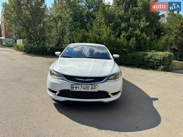 Белый Крайслер 200, объемом двигателя 2.4 л и пробегом 300 тыс. км за 9000 $, фото 1 на Automoto.ua