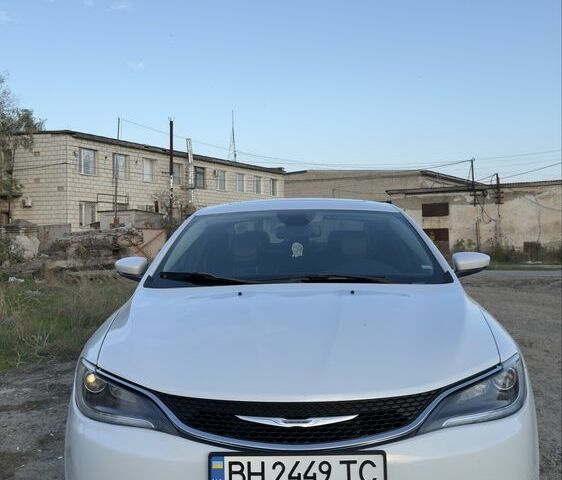 Белый Крайслер 200, объемом двигателя 2.4 л и пробегом 220 тыс. км за 9200 $, фото 1 на Automoto.ua