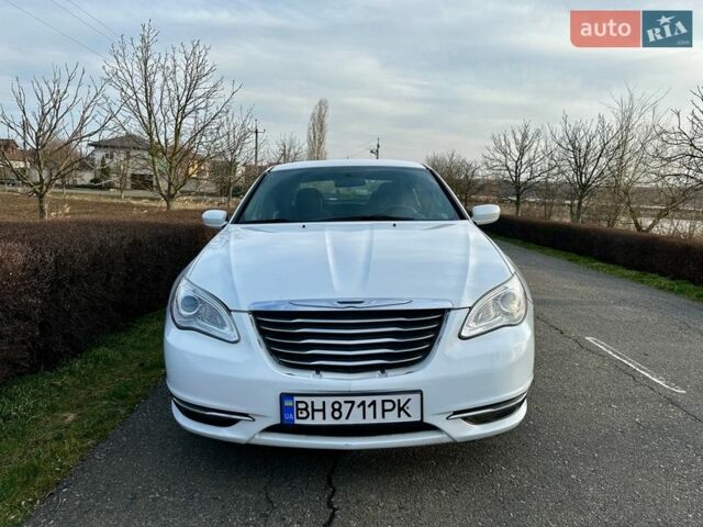Белый Крайслер 200, объемом двигателя 2.36 л и пробегом 193 тыс. км за 7800 $, фото 1 на Automoto.ua