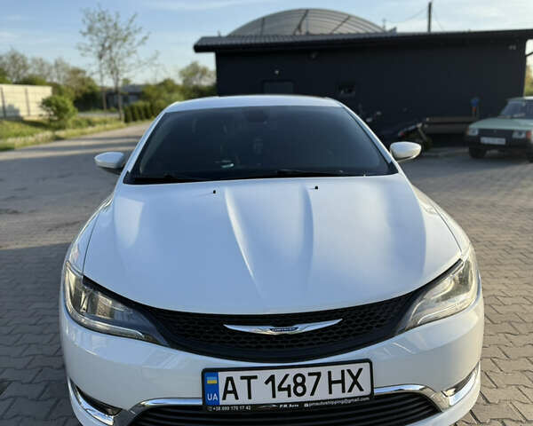 Белый Крайслер 200, объемом двигателя 2.36 л и пробегом 163 тыс. км за 10800 $, фото 1 на Automoto.ua
