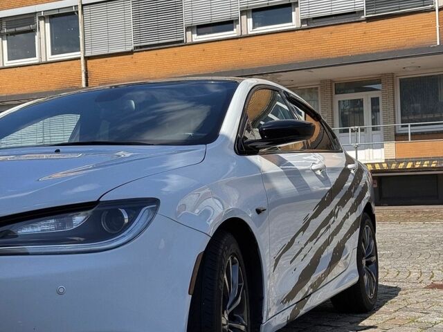 Белый Крайслер 200, объемом двигателя 2.36 л и пробегом 160 тыс. км за 11000 $, фото 1 на Automoto.ua