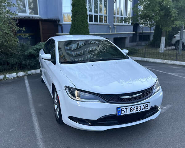 Белый Крайслер 200, объемом двигателя 2.36 л и пробегом 155 тыс. км за 10500 $, фото 1 на Automoto.ua