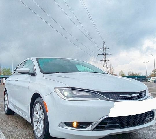 Белый Крайслер 200, объемом двигателя 2.36 л и пробегом 141 тыс. км за 9950 $, фото 1 на Automoto.ua