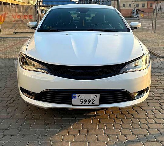 Білий Крайслер 200, об'ємом двигуна 2.4 л та пробігом 150 тис. км за 11999 $, фото 1 на Automoto.ua