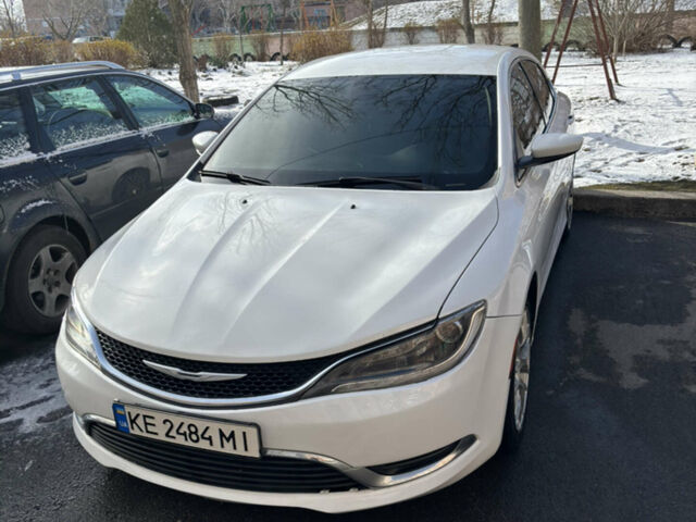 Белый Крайслер 200, объемом двигателя 2.36 л и пробегом 227 тыс. км за 8500 $, фото 1 на Automoto.ua