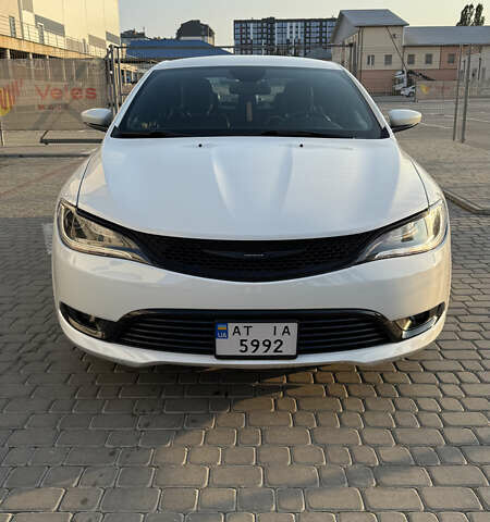 Белый Крайслер 200, объемом двигателя 2.36 л и пробегом 151 тыс. км за 9150 $, фото 1 на Automoto.ua