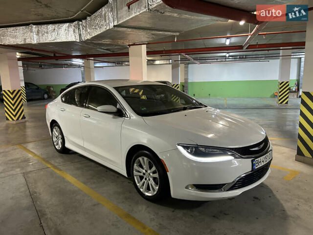 Белый Крайслер 200, объемом двигателя 2.36 л и пробегом 280 тыс. км за 8000 $, фото 1 на Automoto.ua