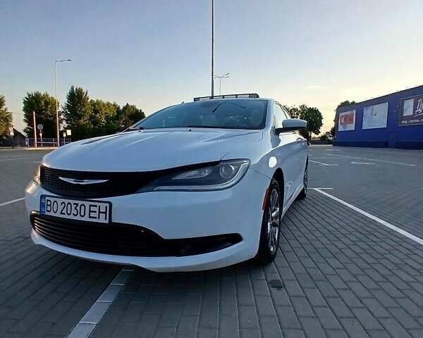 Білий Крайслер 200, об'ємом двигуна 2.36 л та пробігом 191 тис. км за 10000 $, фото 1 на Automoto.ua