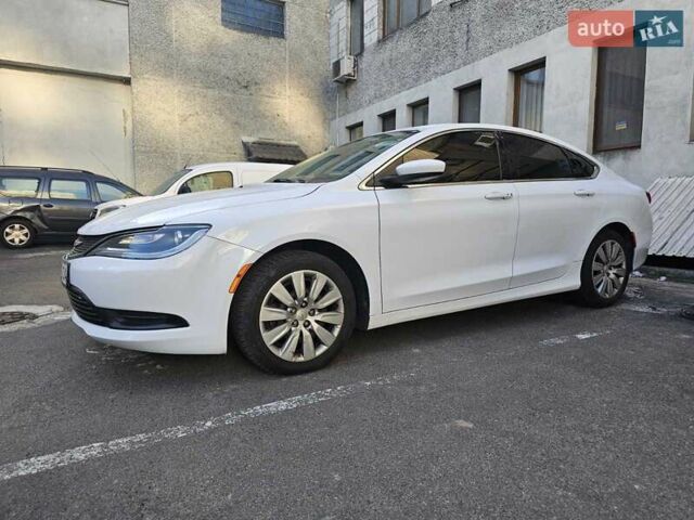 Белый Крайслер 200, объемом двигателя 2.36 л и пробегом 66 тыс. км за 10800 $, фото 1 на Automoto.ua