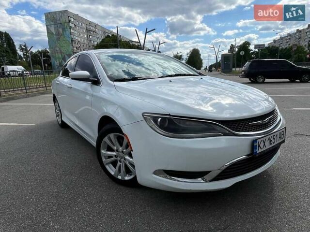 Белый Крайслер 200, объемом двигателя 2.36 л и пробегом 200 тыс. км за 9700 $, фото 1 на Automoto.ua