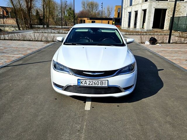 Белый Крайслер 200, объемом двигателя 3.6 л и пробегом 200 тыс. км за 10800 $, фото 1 на Automoto.ua