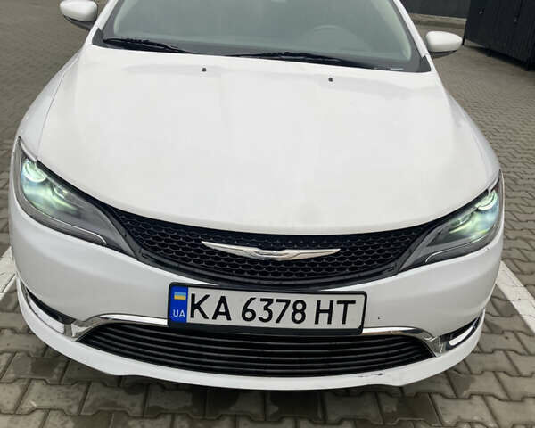 Белый Крайслер 200, объемом двигателя 2.36 л и пробегом 87 тыс. км за 11000 $, фото 1 на Automoto.ua