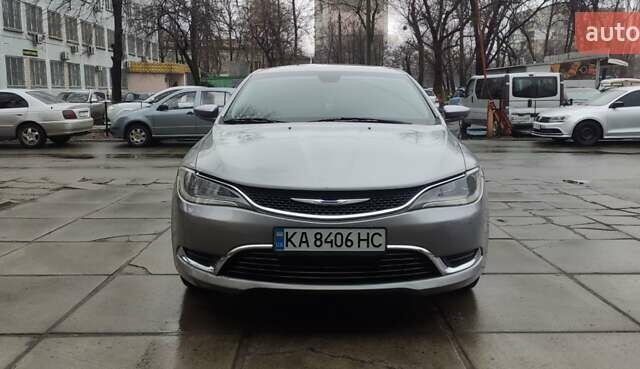 Серый Крайслер 200, объемом двигателя 2.4 л и пробегом 250 тыс. км за 9800 $, фото 1 на Automoto.ua