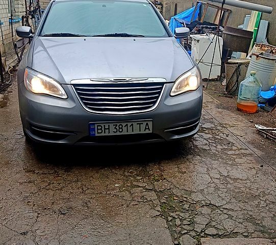 Серый Крайслер 200, объемом двигателя 2.4 л и пробегом 12600 тыс. км за 7700 $, фото 1 на Automoto.ua